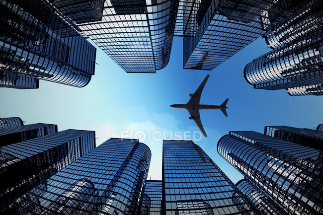 Torres de negócios com silhueta de avião — Fotografia de Stock