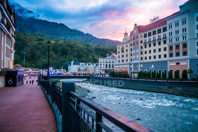 Embankment del fiume Mzymta alto in montagna nella località sciistica di Krasnaya Polyana . — Foto stock