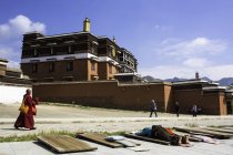 La gente del posto passeggiando al Monastero di Labrang a Gannan Zangzuzizhizhou, Gansu Sheng, Cina, Asia — Foto stock