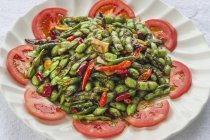 Salada de legumes chinesa com feijão verde e tomate — Fotografia de Stock