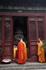 Буддийские монахи молятся в храме в городе Сиань в Китае, Азия — стоковое фото