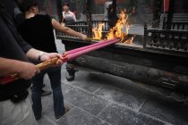 Люди, сжигающие священный огонь в храме Белой Лошади, Хэнань, Китай, Азия — стоковое фото