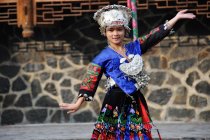 Mujer joven bailando en el pueblo de Qianhu Miao en Guizhou, China, Asia - foto de stock