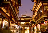 Chenghuang temple building illuminating at night and Yuyuan Architecture, Shanghai, China, Asia — Stock Photo