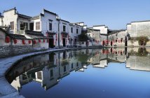 Orientalische Wohnhäuser, die sich im Wasser in hongcun, China, Asien spiegeln — Stockfoto