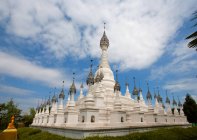 Arquitetura Dai stupas brancos culturais na China, Ásia — Fotografia de Stock