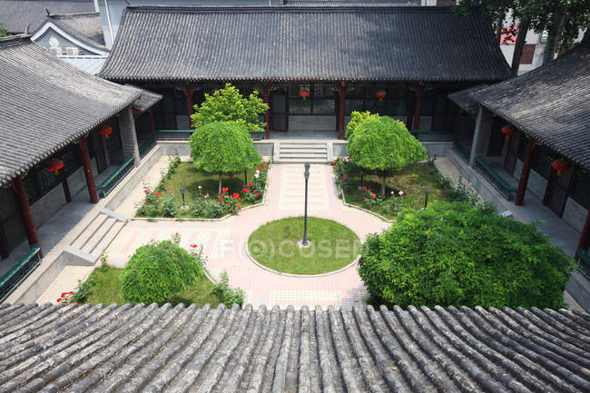 Giardino tradizionale in cortile di abitazione quadrangolare, Pechino, Cina, Asia — Foto stock