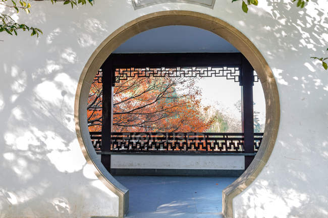 Arch leading to balcony to autumnal Qu-Yuan Garden in Hangzhou, China, Asia — Stock Photo