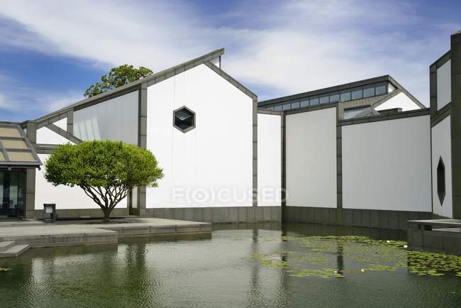 Modern building on water of Suzhou Museum in China, Asia — Stock Photo
