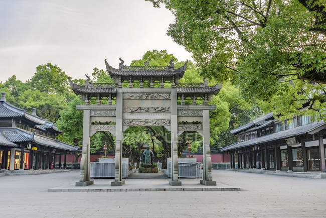 Altes kulturelles Gebäude des Yuemiao-Gedenkbogens in Hangzhou, China, Asien — Stockfoto
