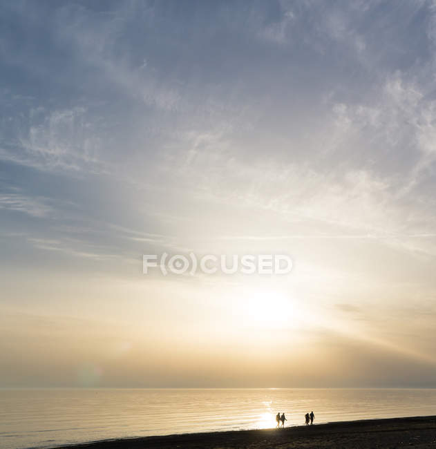 Pôr do sol sobre a praia do mar — Fotografia de Stock