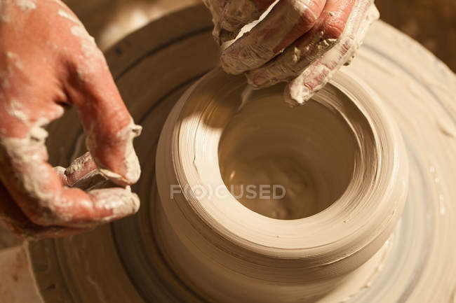 Mains sur la roue de poterie, gros plan — Photo de stock