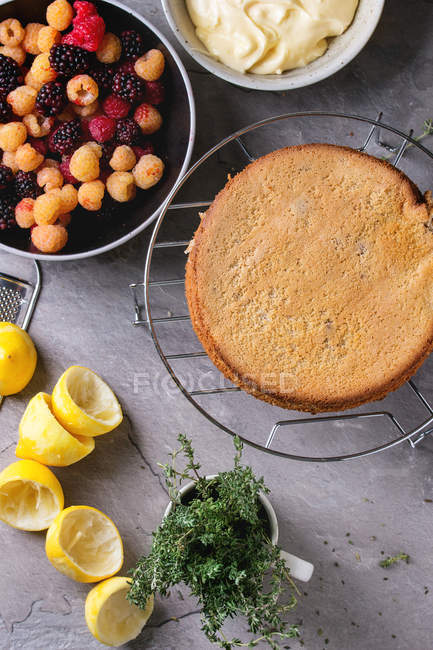 Tarta de limón con coloridas frambuesas - foto de stock