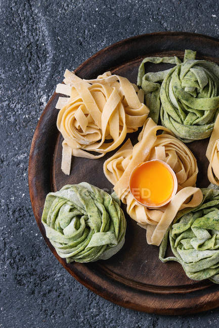 Macarrão caseiro fresco colorido tagliatelle — Fotografia de Stock