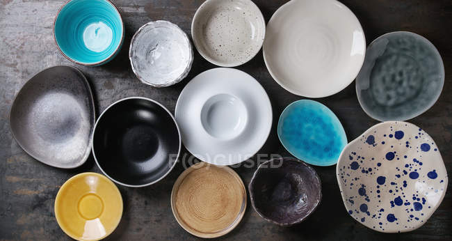 Collezione di piatti colorati vuoti — Foto stock