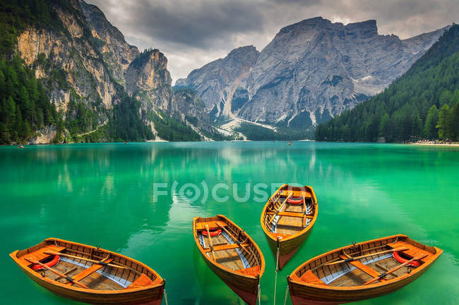 Lindo lago de montanha com barcos de madeira nas Dolomitas, Itália — Fotografia de Stock