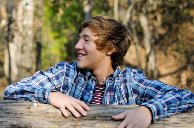 Guapo adolescente chico con el pelo largo . - foto de stock