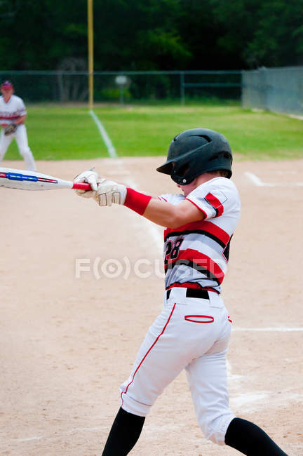 Jugador de béisbol joven bateador - foto de stock