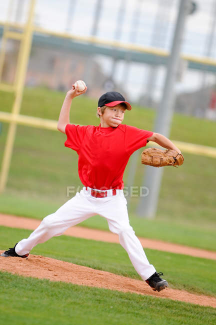 Pitcher en maillot rouge lançant le terrain . — Photo de stock