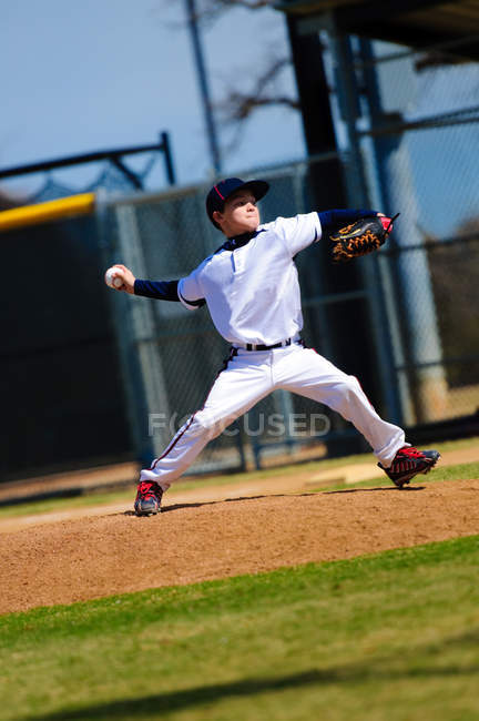 Baseballschläger wirft Ball in den Teig — Stockfoto