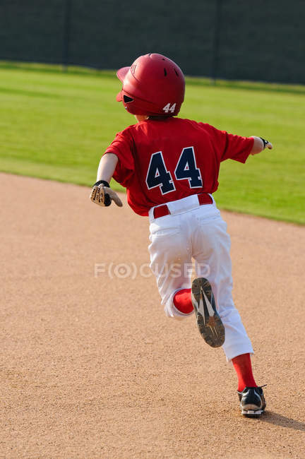 Joueur de baseball qui dirige les bases — Photo de stock