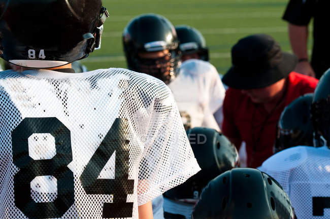 Squadra di football americano in huddle — Foto stock