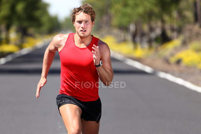 Ejecutar deporte hombre - foto de stock