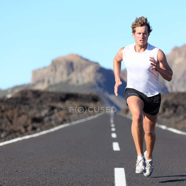 Corredor corriendo por Maratón - foto de stock