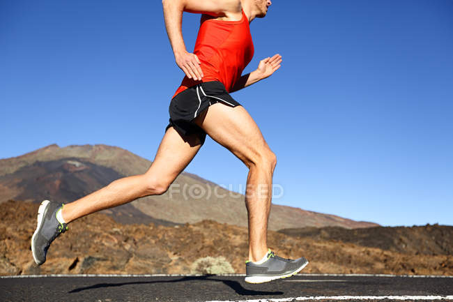 Entrenamiento de corredores al aire libre - foto de stock