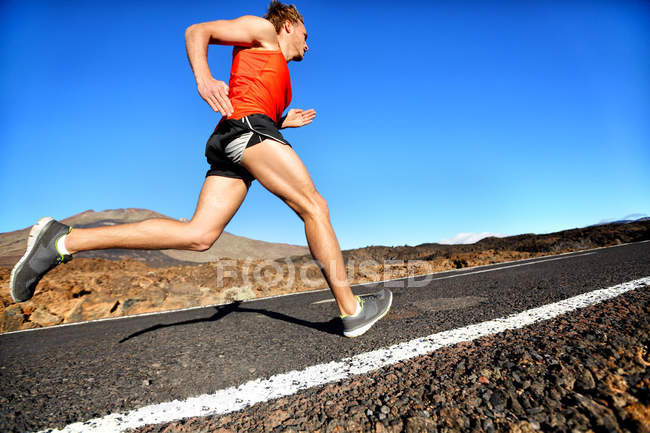 Entrenamiento de atleta masculino a velocidad rápida - foto de stock