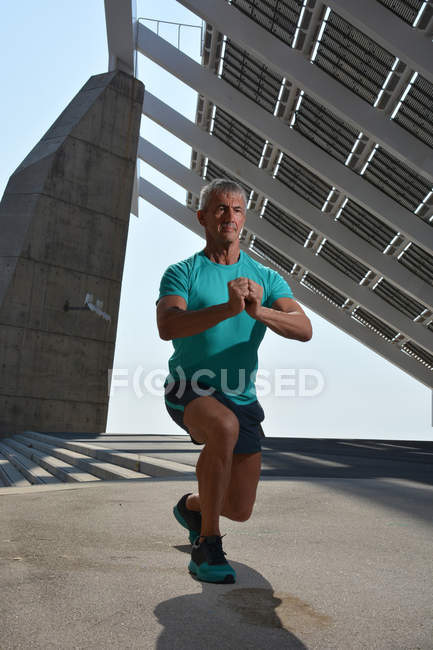 Uomo anziano praticare sport — Foto stock