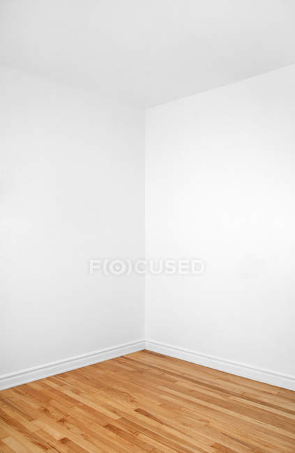 Порожній кут кімнати з дерев'яною підлогою — стокове фото