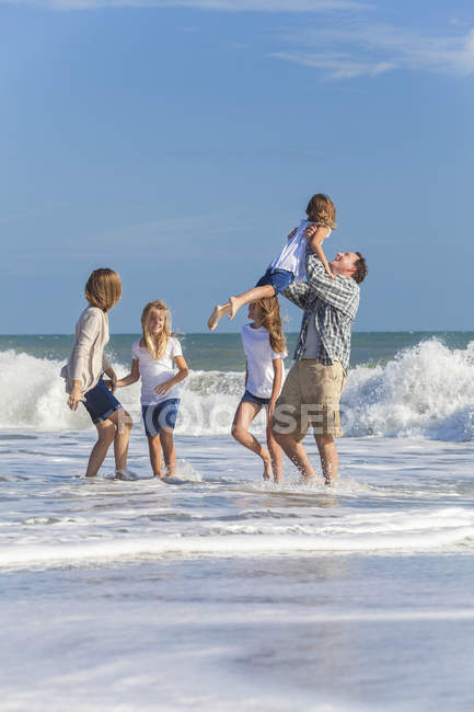 Famille Parents Fille Enfants Jouer sur la plage — Photo de stock