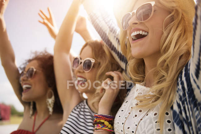 Mujeres felices bailando en el festival de música . - foto de stock