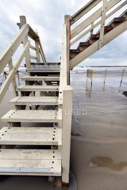 Escalera de la cabaña de salvavidas - foto de stock
