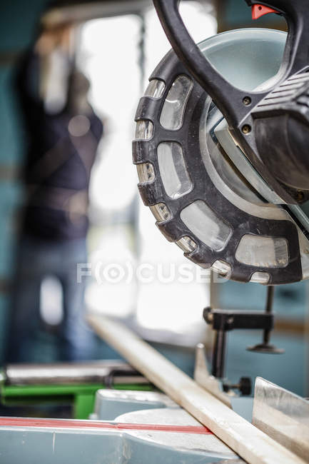 Miter Saw em um canteiro de obras — Fotografia de Stock