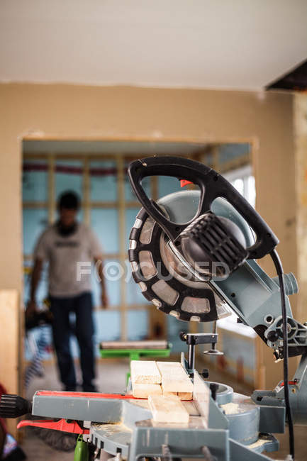 Miter Saw em um canteiro de obras — Fotografia de Stock