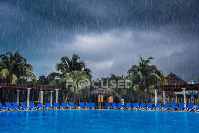 Brutto tempo durante le vacanze in piscina — Foto stock