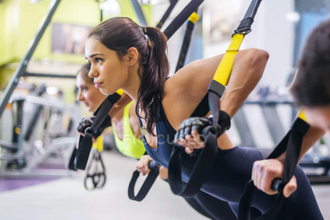 Mujeres haciendo flexiones brazos de entrenamiento - foto de stock