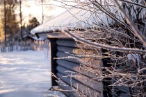 Деревенская сцена хижины в зимней деревне — стоковое фото