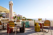 Terraza con restaurante de playa y paisaje marino - foto de stock