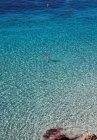 Vista panorámica de la persona flotando en el agua de mar - foto de stock