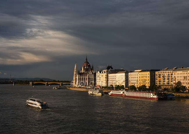 Bateaux de croisière et paysage urbain de Budapest — Photo de stock