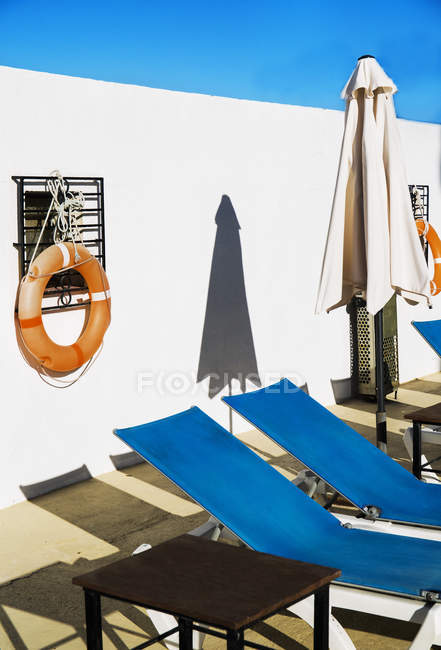 Блакитні лежаки в пляжному клубі на сонячному світлі — стокове фото