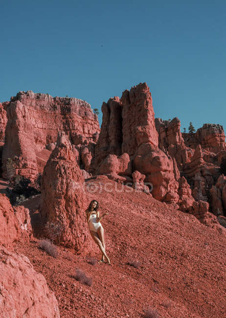 Fille dans le désert rouge — Photo de stock