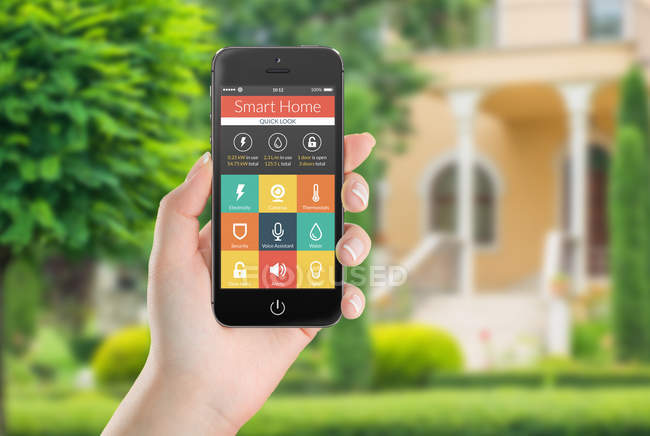 Cellulare nero smart phone con icone di applicazione smart home sul th — Foto stock