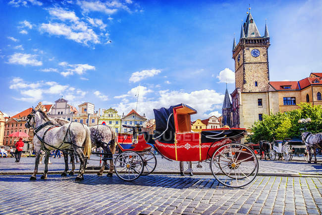 Carrozza trainata da cavalli in Piazza della Città Vecchia a Praga, Repubblica Ceca — Foto stock