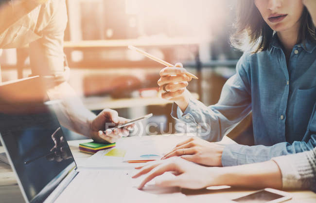 Brainstorming-Prozess. Foto junge Business-Crew arbeitet mit neuen Start-up-Projekt. Notizbuch auf Holztisch. Ideenpräsentation, Analyse von Marketingplänen. verschwommener Hintergrund, Filmeffekt. — Stockfoto