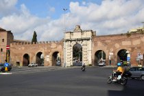 Porta San Giovanni en Roma, Italia - foto de stock