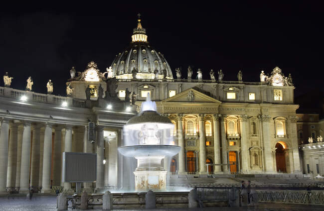 Basílica de São Pedro na Praça de São Pedro à noite na cidade de Roma, Itália — Fotografia de Stock
